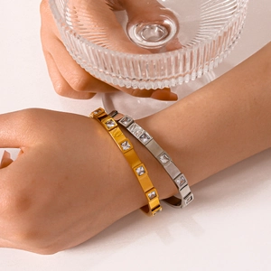 Bracelets minimalistes en acier titane doré et argenté sertis de zircons carrés brillants