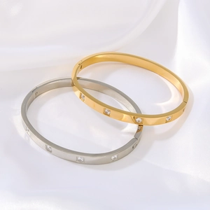 Bracciali in acciaio al titanio lucidato con zirconi quadrati in argento e oro
