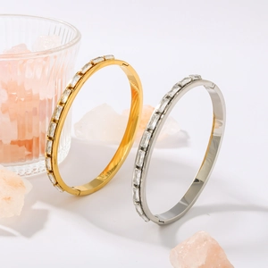 Minimalistisches Armreif-Set aus Titanstahl mit Baguette-Zirkonia in Gold und Silber