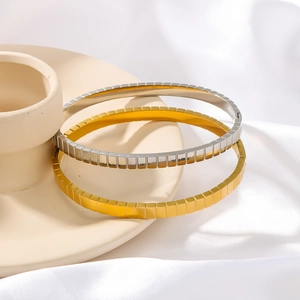 Ensemble de bracelets à rayures cubiques en or 18 carats et argent sur un plateau