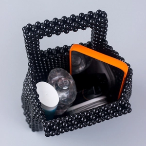 Sac à main en perles noires fait main montrant un intérieur spacieux pour mobile