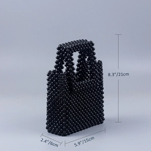 Détails d'un sac à main artisanal en perles noires avec dimensions précises affichées
