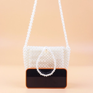 Borsa a secchiello creativa fatta a mano in perle con tracolla e riferimento taglia