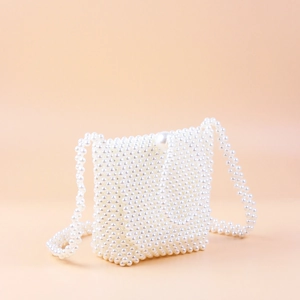 Mini borsa a tracolla in perle fatta a mano con chiusura a perla su sfondo rosa