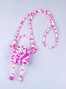 Makroansicht der handgefertigten rosa Perlen-Mini-Tasche mit bunten Acrylperlen