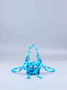 Detailansicht der handgefertigten blauen Mini-Perlentasche mit süßem Frosch-Design