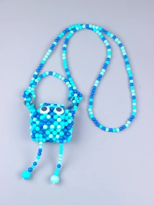 Detail der blau geflochtenen Monster-Tasche mit Augen und handgefertigten Perlen
