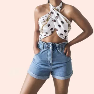 Carré de soie satiné de 90cm à pois et motifs chaînes porté en haut licou élégant