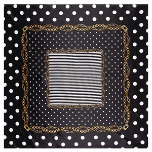 Détail d'un foulard en satin de 90cm avec pois, rayures et motifs de chaînes dorées