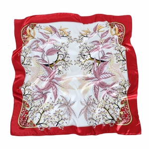 Carré de soie de 90cm avec bordure rouge et imprimé floral sur fond blanc pur
