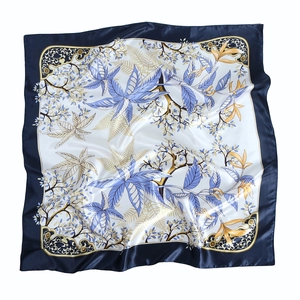 Élégant foulard carré en soie 90cm aux feuilles tropicales bleues et bordure dorée
