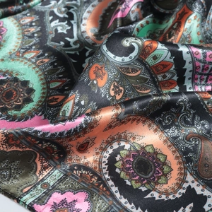 Foulard carré en satin de soie avec motif paisley coloré pour des coiffures variées