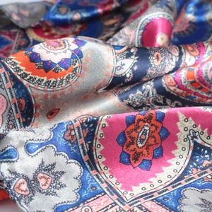 Foulard en soie 90cm avec motif paisley bleu et rose sur tissu satiné de luxe