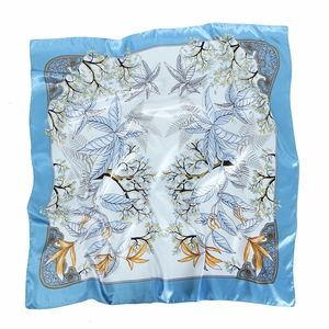 Élégant carré de soie de 90cm avec imprimés floraux bleus sur fond de satin blanc