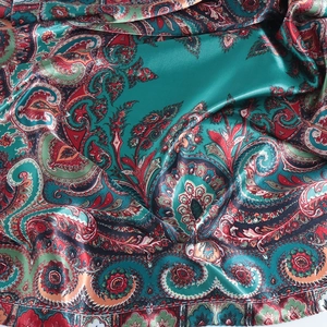 Foulard en satin vert à motif cachemire avec texture soyeuse et élégante