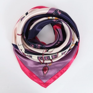 Détail montrant la texture soyeuse et les motifs floraux du foulard carré de 90 cm
