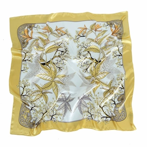 Carré de soie satiné de 90 cm avec motifs floraux dorés sur fond blanc et jaune
