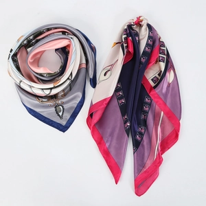 Set de foulards en soie de 90cm à imprimé floral bleu marine et rose avec motifs bijoux