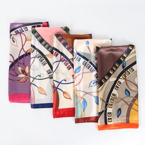 Collection de foulards en soie de 90 cm aux imprimés floraux sur fond blanc minimaliste