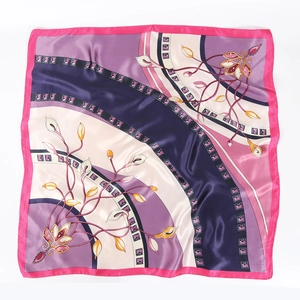 Détail d'un foulard en soie de 90cm avec motif floral abstrait et texture satinée élégante
