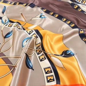 Carré de soie 90cm avec imprimé floral jaune et beige et finition satinée élégante