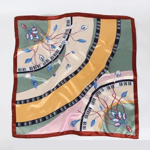 Vue détaillée d'un foulard en soie de 90cm avec motifs floraux et blocs géométriques