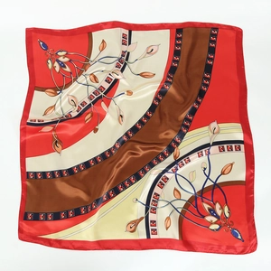 Élégant foulard en soie de 90 cm avec imprimé floral et motifs géométriques