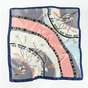 Détail à plat d'un foulard en satin de 90 cm avec fleurs et bordure bleu foncé