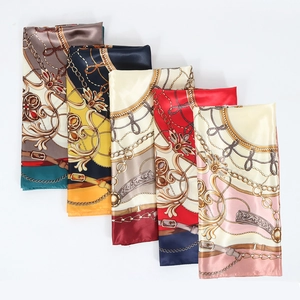 Collection de foulards en soie à imprimé baroque avec chaînes et ceintures en satin