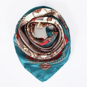 Détail de l'imprimé chaîne vintage sur un foulard carré en satin de soie de 90cm
