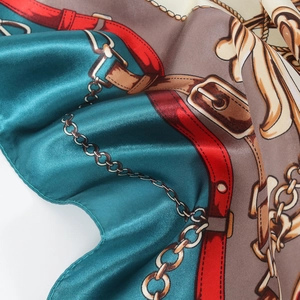 Carré de soie satiné 90cm avec imprimé chaîne classique et motifs équestres élégants