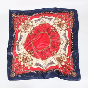 Carré de soie satiné de 90 cm avec motifs de chaînes dorées et boucles baroques