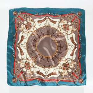 Détail d'un carré de satin de 90cm avec imprimé chaîne dorée et ceinture en cuir