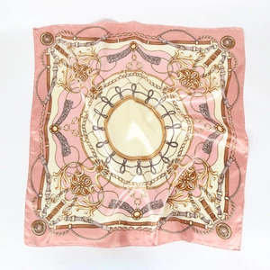 Détail d'un carré de soie satiné avec imprimé chaîne vintage et motifs floraux rose et beige