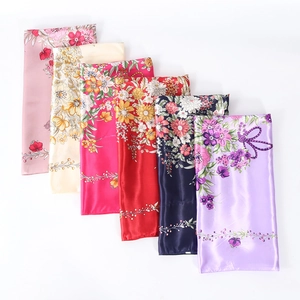 Foulards en soie satinée 90cm avec motifs floraux élégants en six couleurs vives
