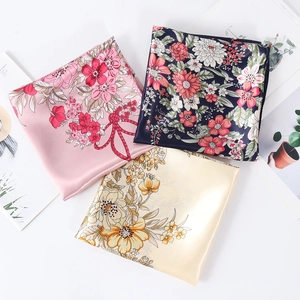 Vue détaillée de foulards en satin à fleurs en rose, bleu marine et couleur champagne