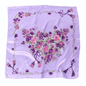 Carré de soie satiné violet 90cm avec imprimé floral et pompons sur fond blanc