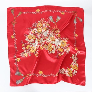 Carré de soie satinée rouge de 90 cm avec imprimé floral vintage et motifs à franges