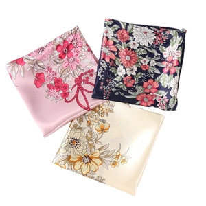 Élégant Foulard Carré À Imprimé Fleuri Satin Imitation Satin Bandana Grand Châle Solaire Léger Hijab Pour Femmes