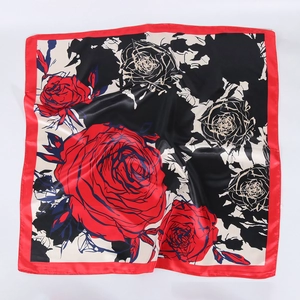 Détail de l'imprimé fleuri rose rouge sur foulard en soie satinée à texture brillante