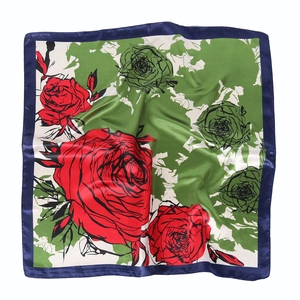 Carré de soie satinée 90cm avec imprimé floral de roses rouges sur fond vert