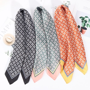 Lot de foulards en soie de 70 cm à motifs géométriques en trois couleurs avec bordures