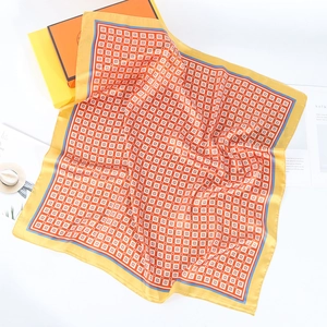 Carré de soie géométrique de 70 cm avec motif à damier orange et bordure jaune
