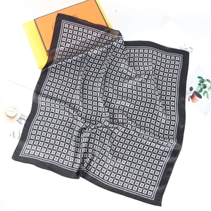 Foulard Carré Satin Synthétique Imprimé Géométrique Pour Femmes Élégant Écharpe Légère Décoration De Sac