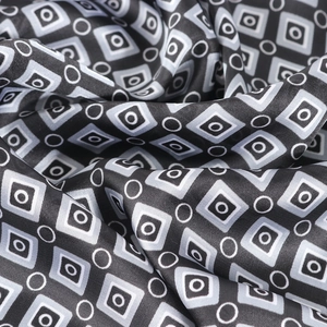 Foulard en soie 70cm avec motif géométrique à carreaux noir et blanc élégant