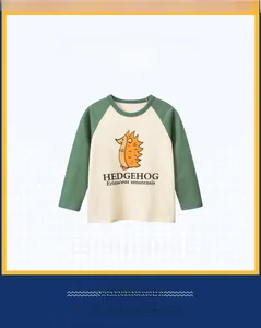 Détail du t-shirt manches longues enfant avec manches raglan et motif hérisson orange