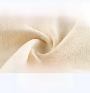 Gros plan sur le coton tricoté beige doux et respirant pour t-shirt enfant confortable