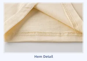 Vue macro des détails de l'ourlet à double couture sur un t-shirt en coton jaune pour enfant