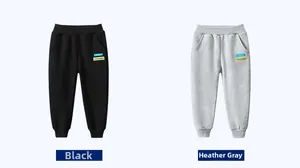 Dettagli di joggers per bambini che mostrano polsini a costine e ricamo Blossom in grigio e nero