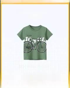 Détail du t-shirt vert olive pour garçons de 2 à 10 ans avec motif de bicyclette